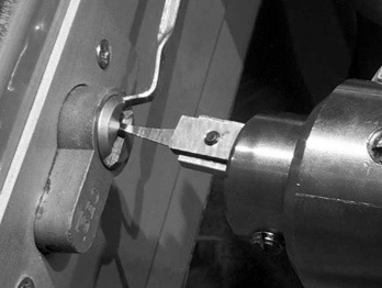 Gediz'de kapı açma hizmeti